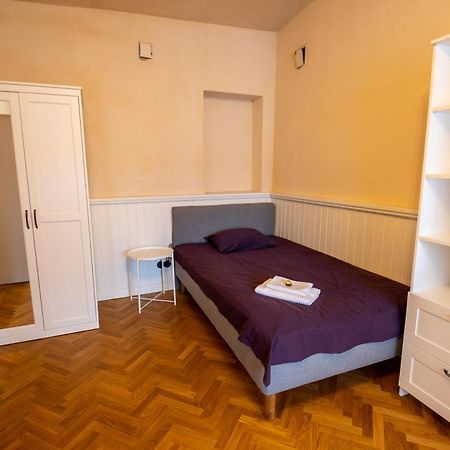 1800 By Vince Stay - Private Rooms In Town Hall Square Tartu Eksteriør billede
