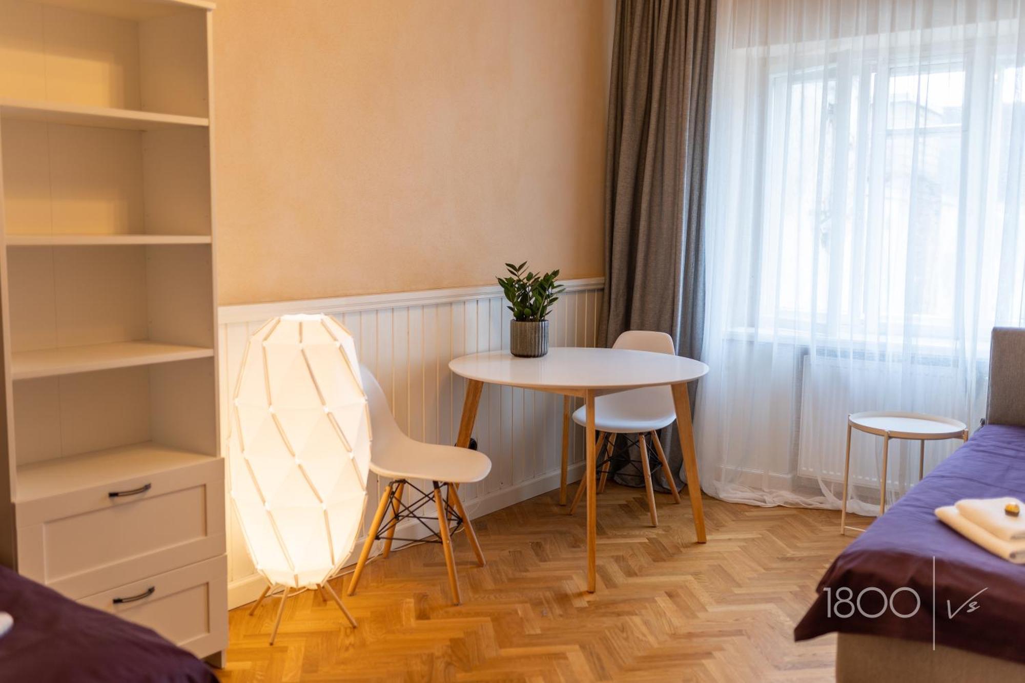 1800 By Vince Stay - Private Rooms In Town Hall Square Tartu Eksteriør billede