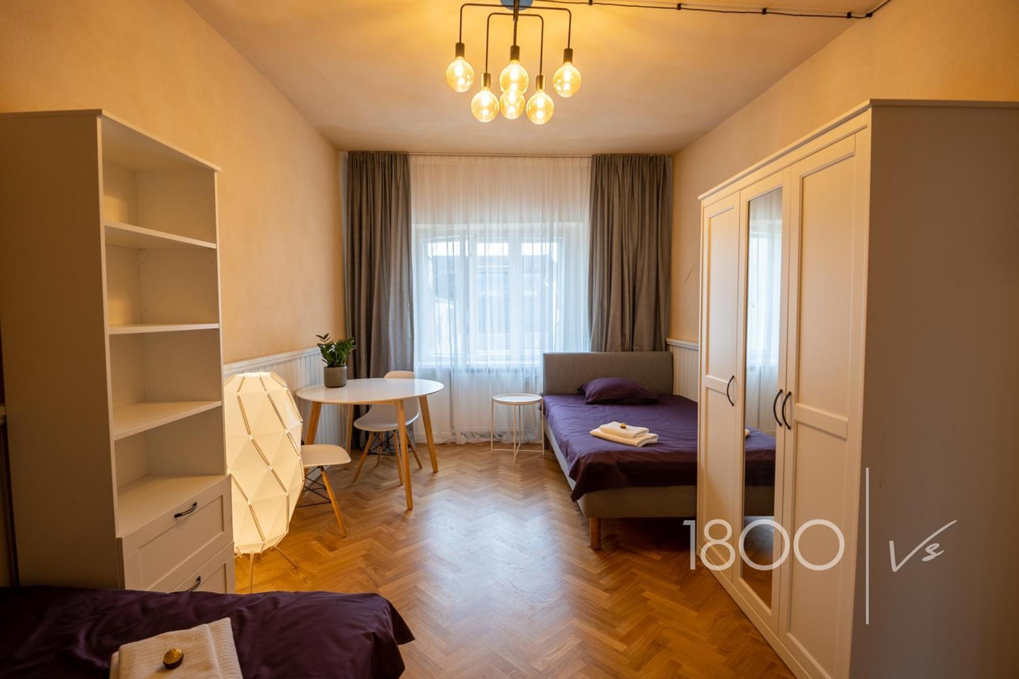 1800 By Vince Stay - Private Rooms In Town Hall Square Tartu Eksteriør billede
