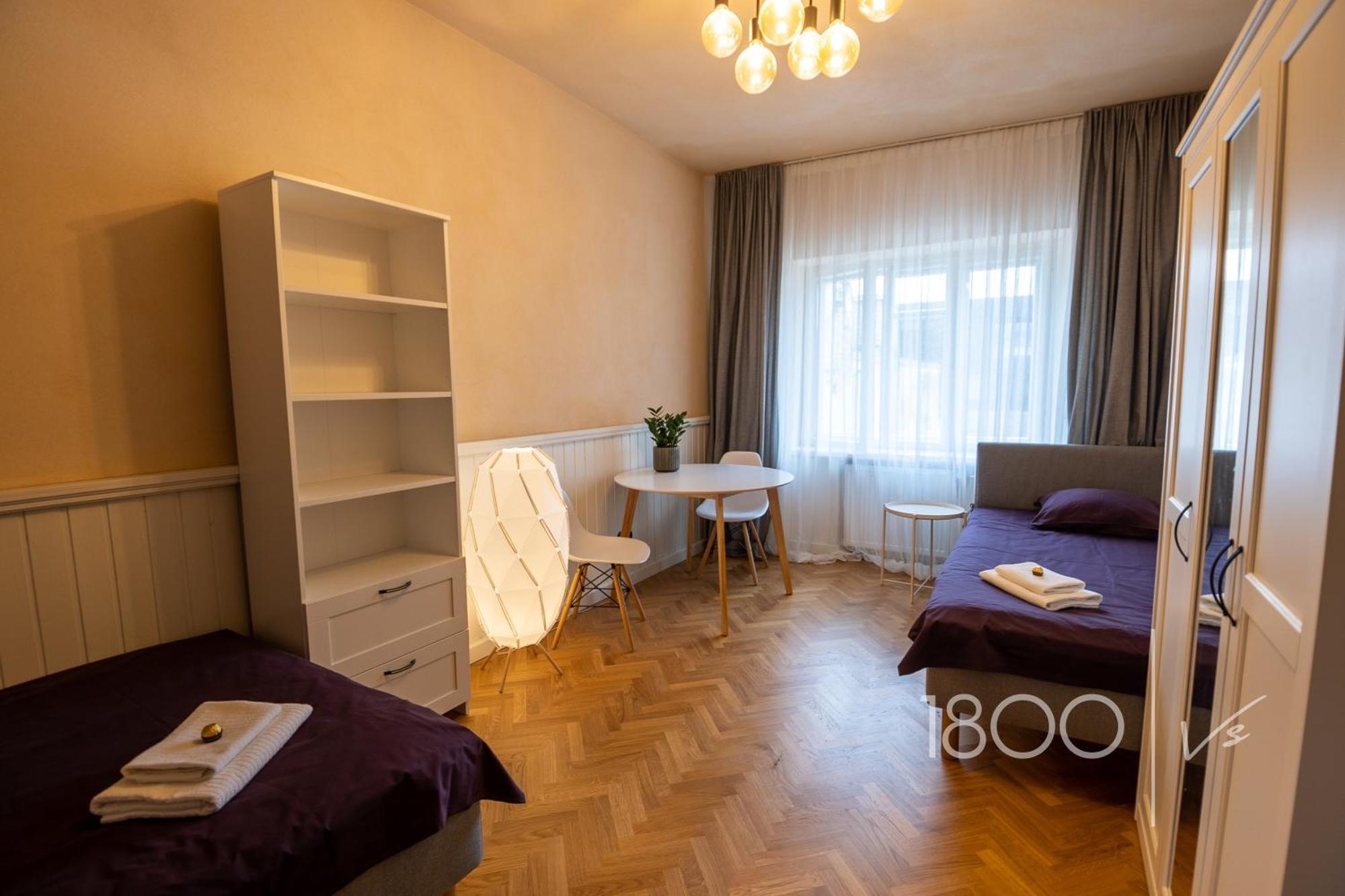 1800 By Vince Stay - Private Rooms In Town Hall Square Tartu Eksteriør billede