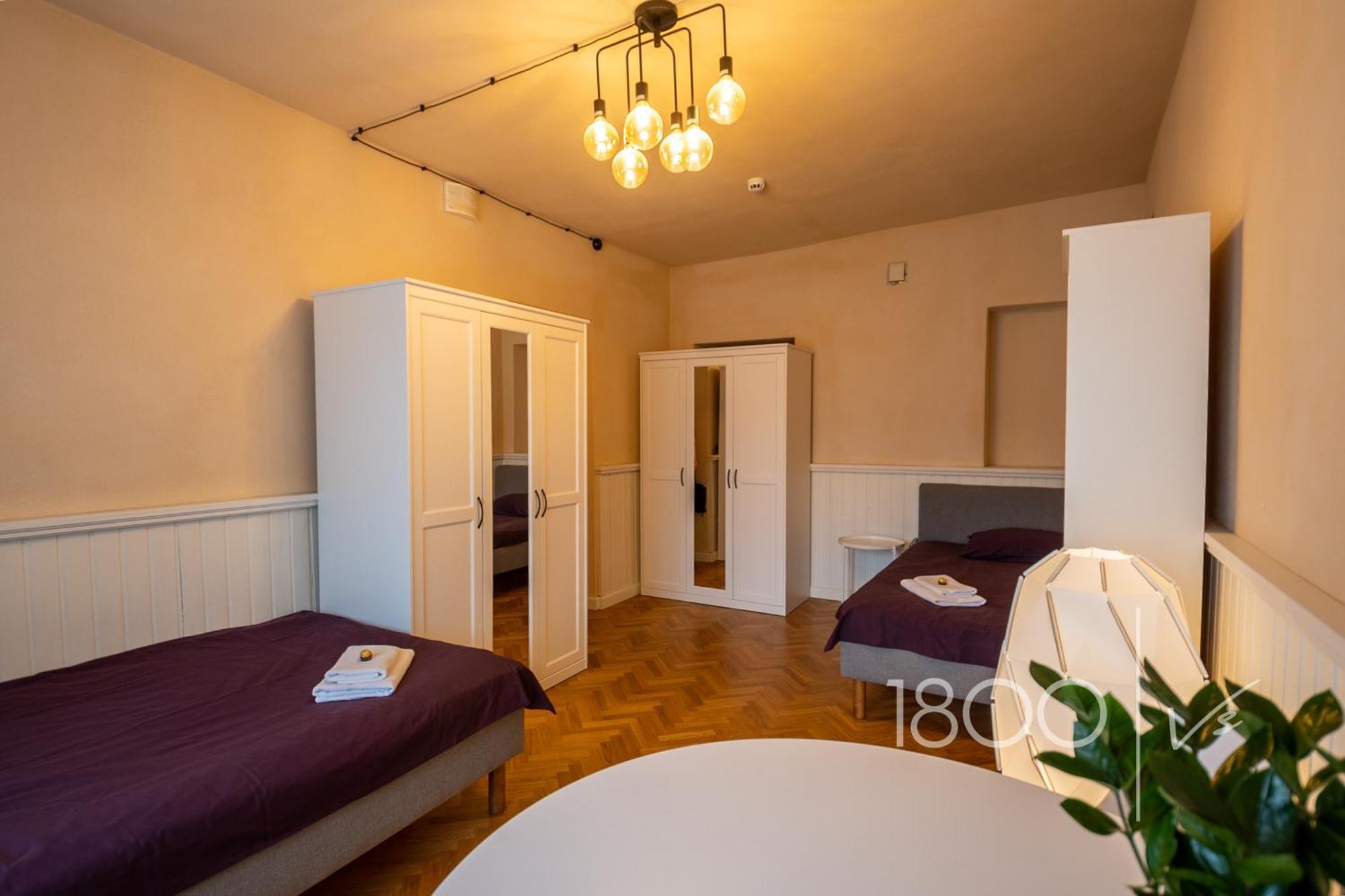 1800 By Vince Stay - Private Rooms In Town Hall Square Tartu Eksteriør billede