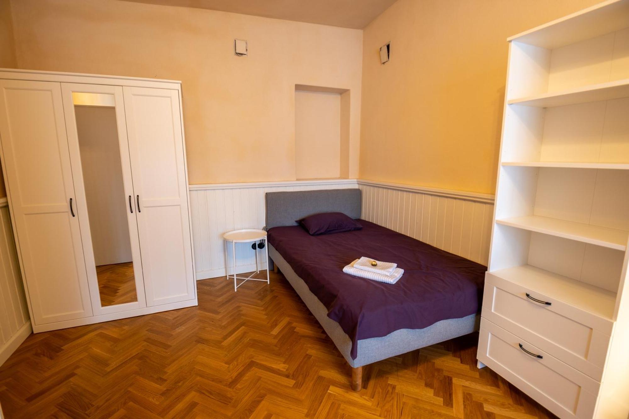 1800 By Vince Stay - Private Rooms In Town Hall Square Tartu Eksteriør billede